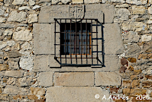 Ventana con escudo de la Torre