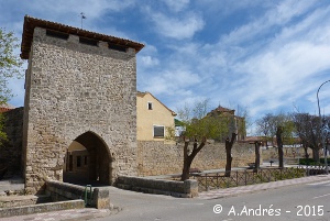 El Ojo de la Virgen y restos de la muralla