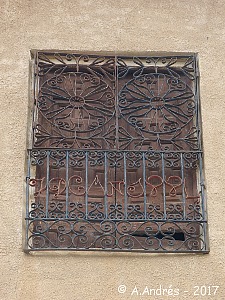 Reja frente a la Iglesia