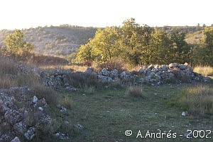 Muro junto a la torre