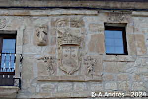 Escudo en casa cural