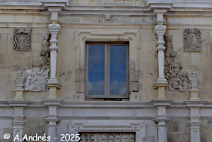 Detalle del ventanal sobre a puerta del Palacio de los Mart&iacute;n-Ovejero