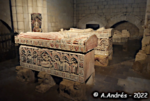 Sepulcros en el interior de Santa María la Blanca